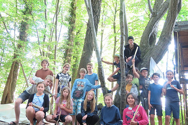 Gruppenbild Kinder im Wald