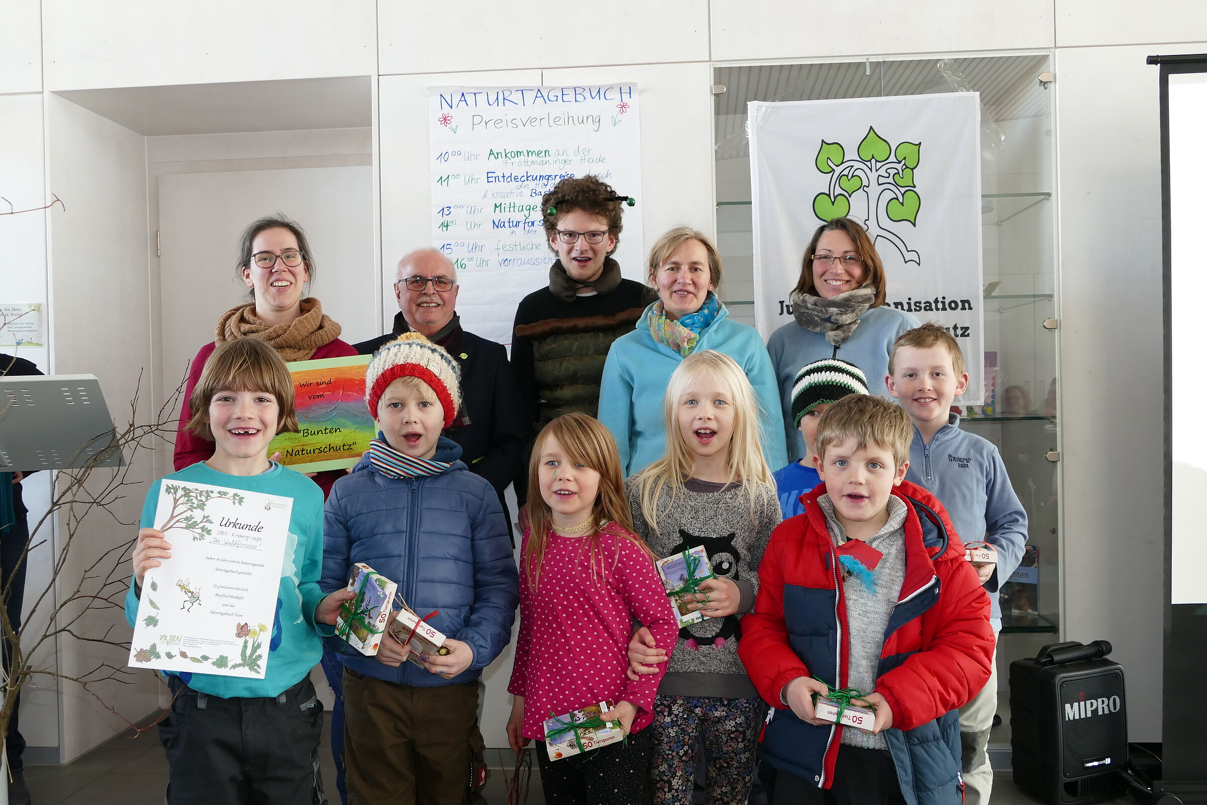 Gruppenfoto Kinder und Erwachsene mit Urkunde und Geschenken